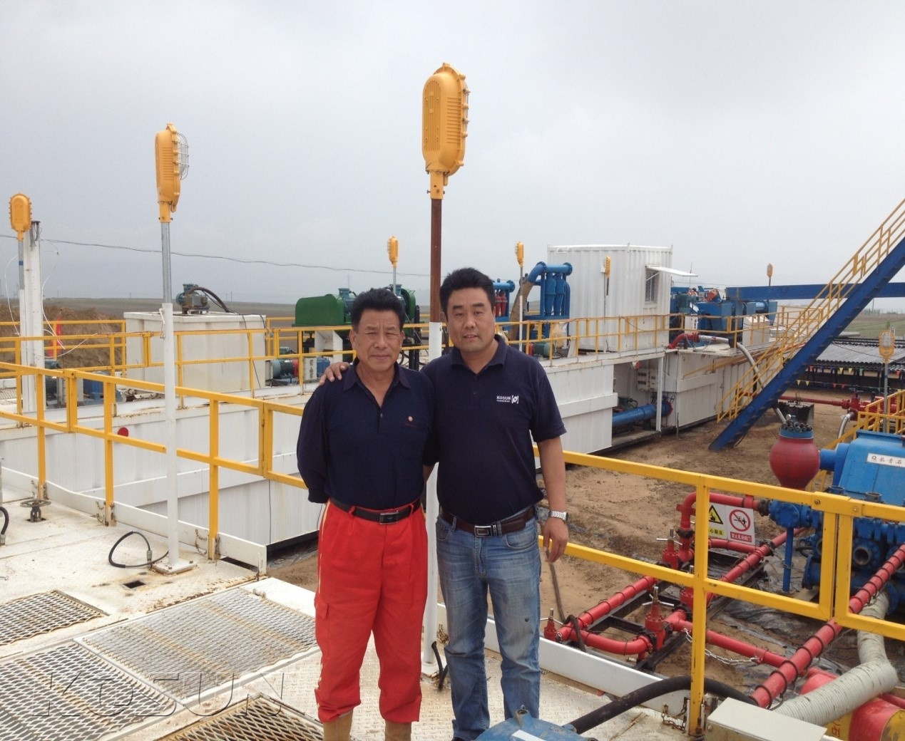 KOSUN Drilling Mud Circulating System Service Site (Photo of Two Mud Engineers)