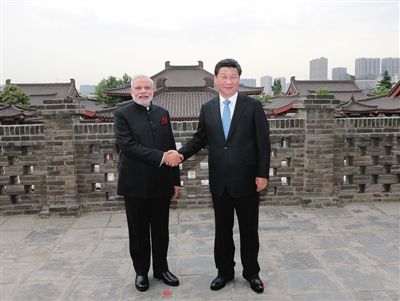 After official meeting, Chinese President Xi jinping accompanies Mr. Modi in visiting Da Ci’en Temple.